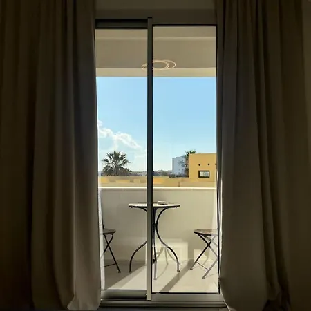 Sea & Pool Apartment