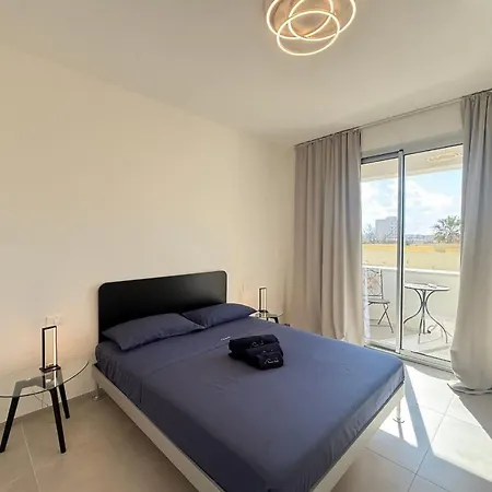 Sea & Pool Apartment