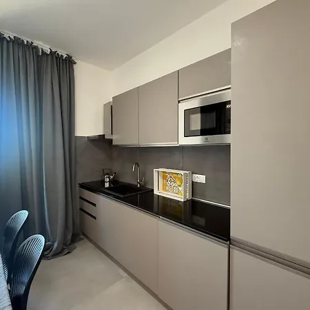 Sea & Pool Apartment
